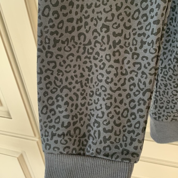 Mondetta Ladies Lightweight printed top. - Picture 2 of 8